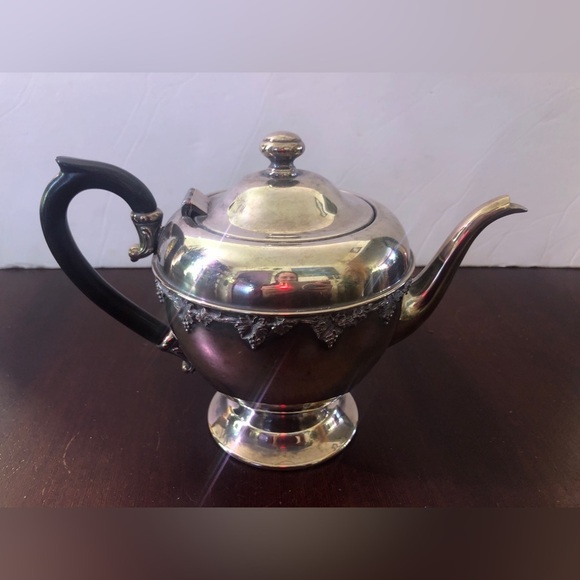 Vintage Silver Teapot. W M Rogers . - Picture 1 of 6
